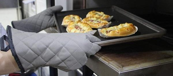 http://conwaykitchen.com/cdn/shop/collections/oven_mitts.jpg?v=1595188422