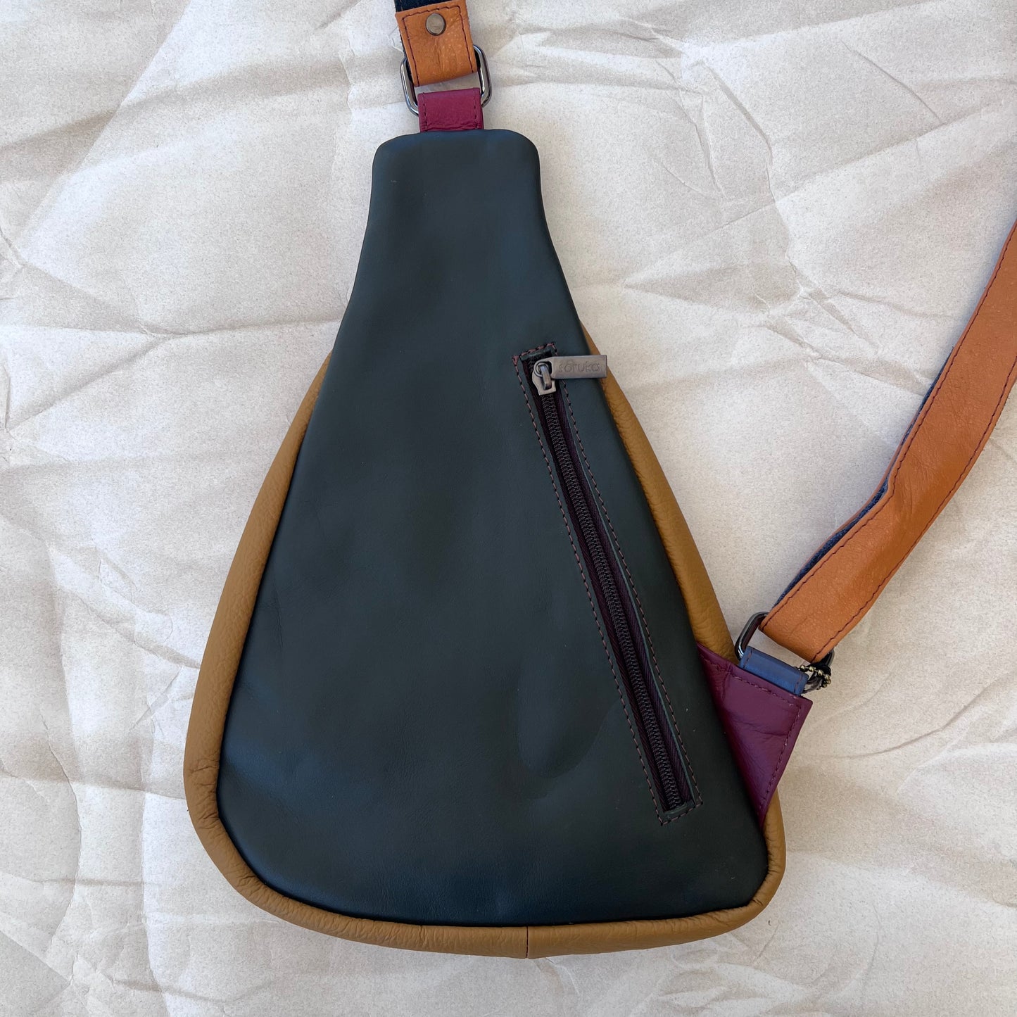 back view of roxi bag showing back zipped pocket.