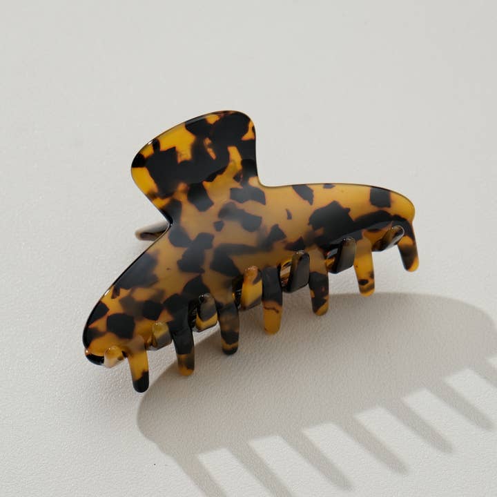 black and brown tortoise patterned claw clip