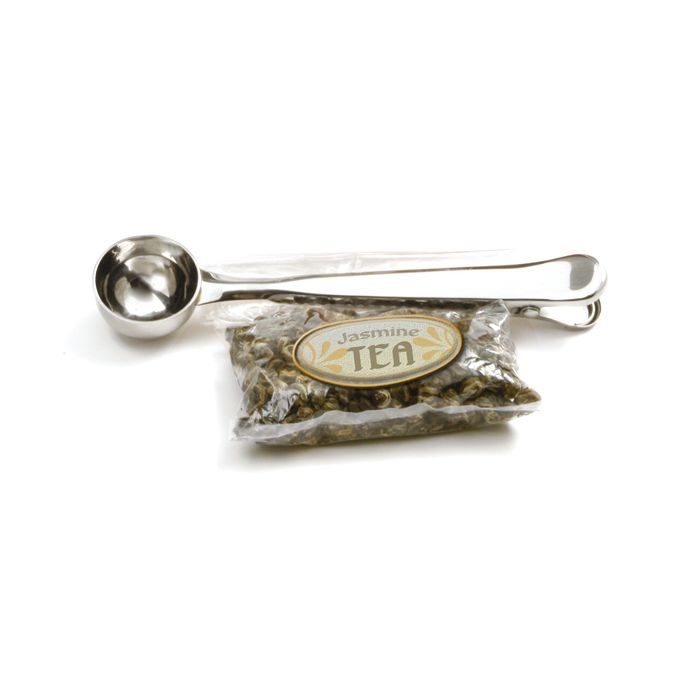 scoop clipped onto bag of tea.
