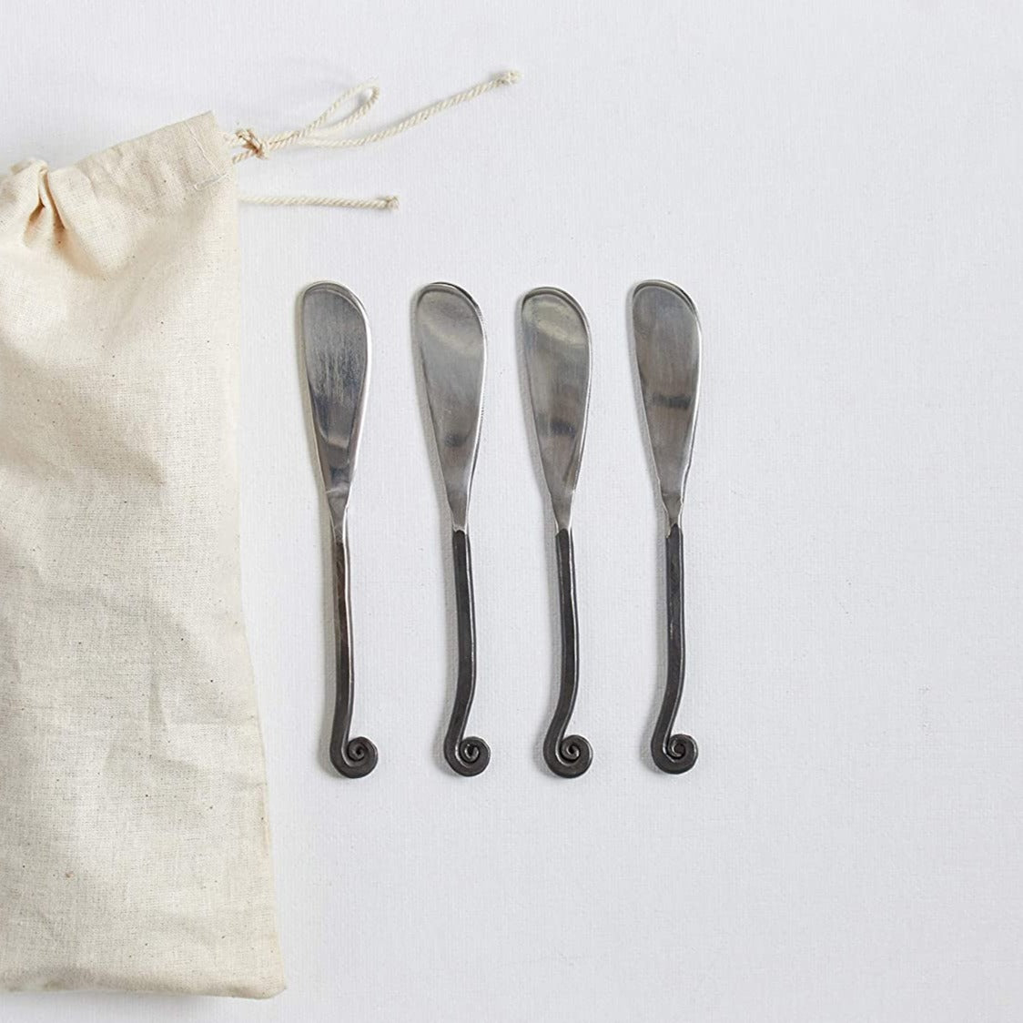 4 spreaders with curled black handles.