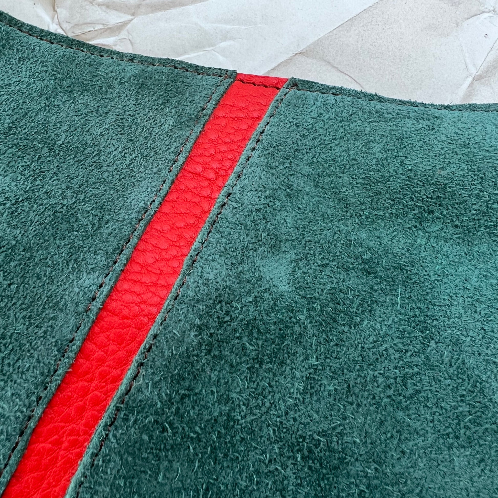close-up of red stripe on noelia bag.