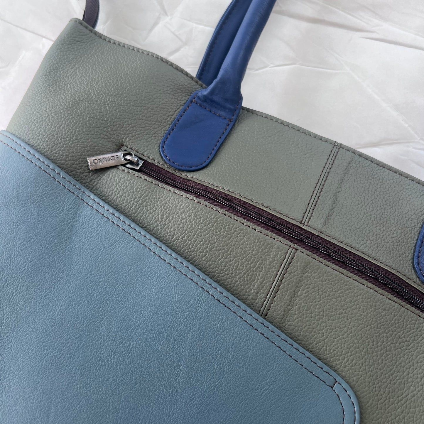 close-up of pockets on back of meadow sitges tote