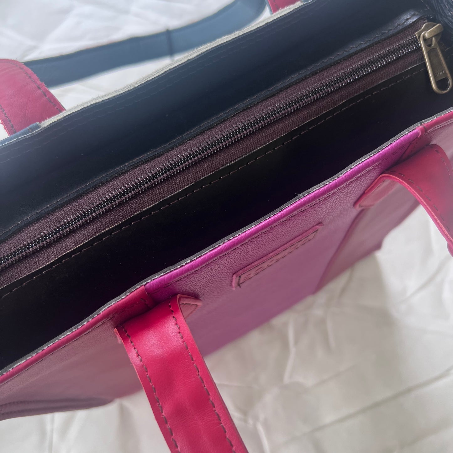 top view of giseslle tote zipped