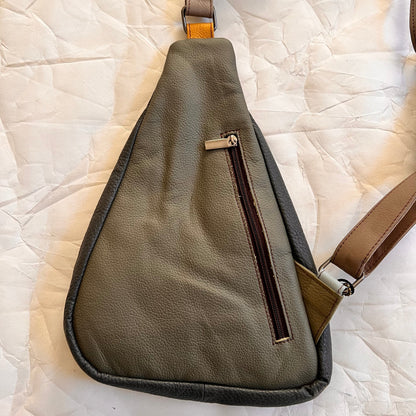 back view of roxi bag showing back zipped pocket.