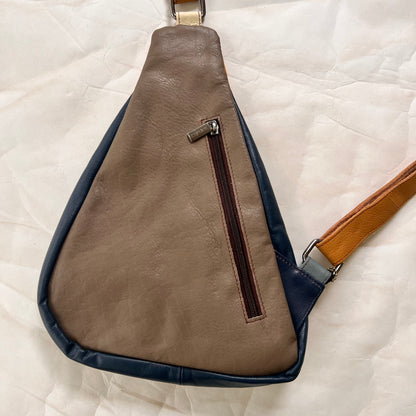 back view of roxi bag showing back zipped pocket.