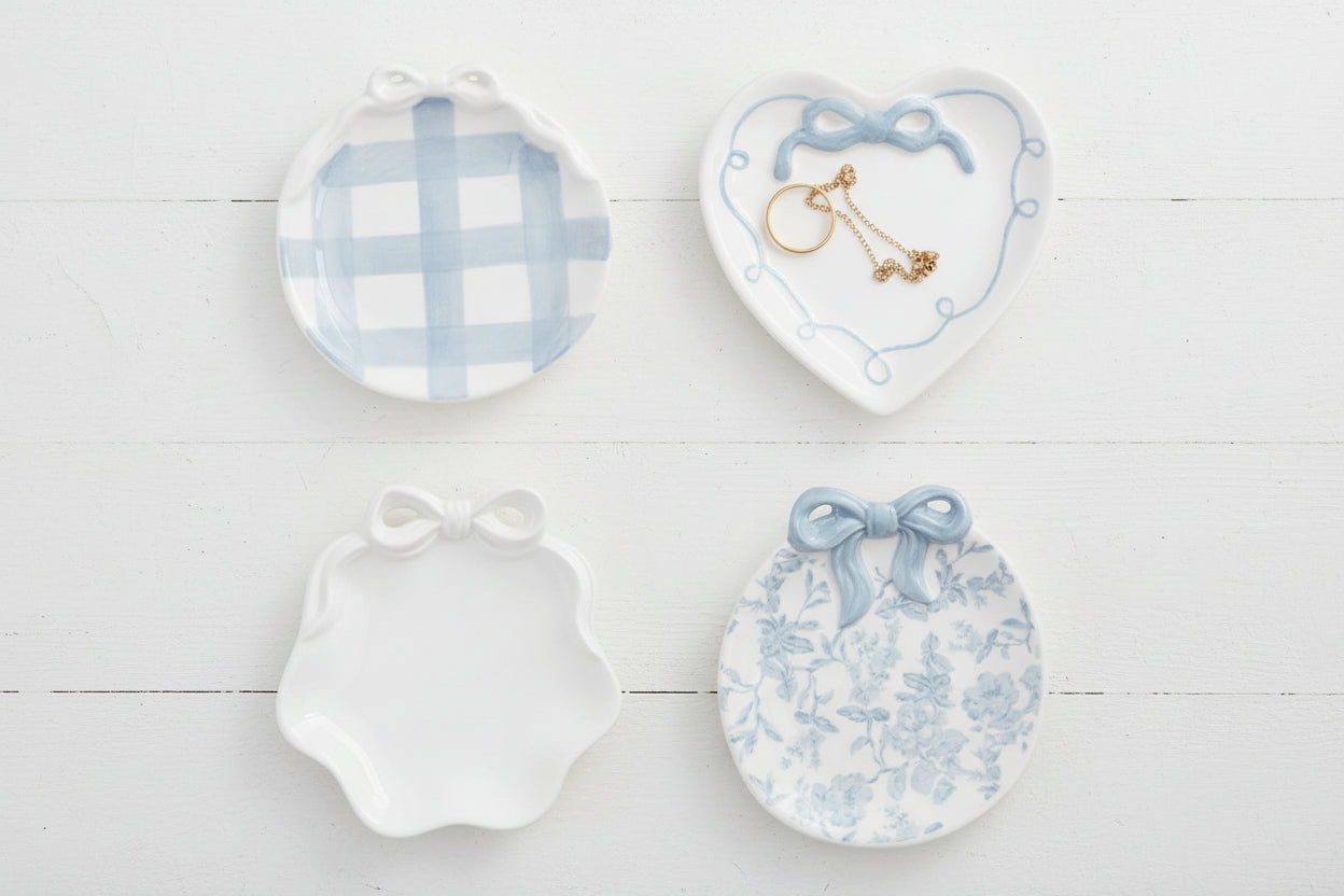 4 light blue and white colored bow ring dishes