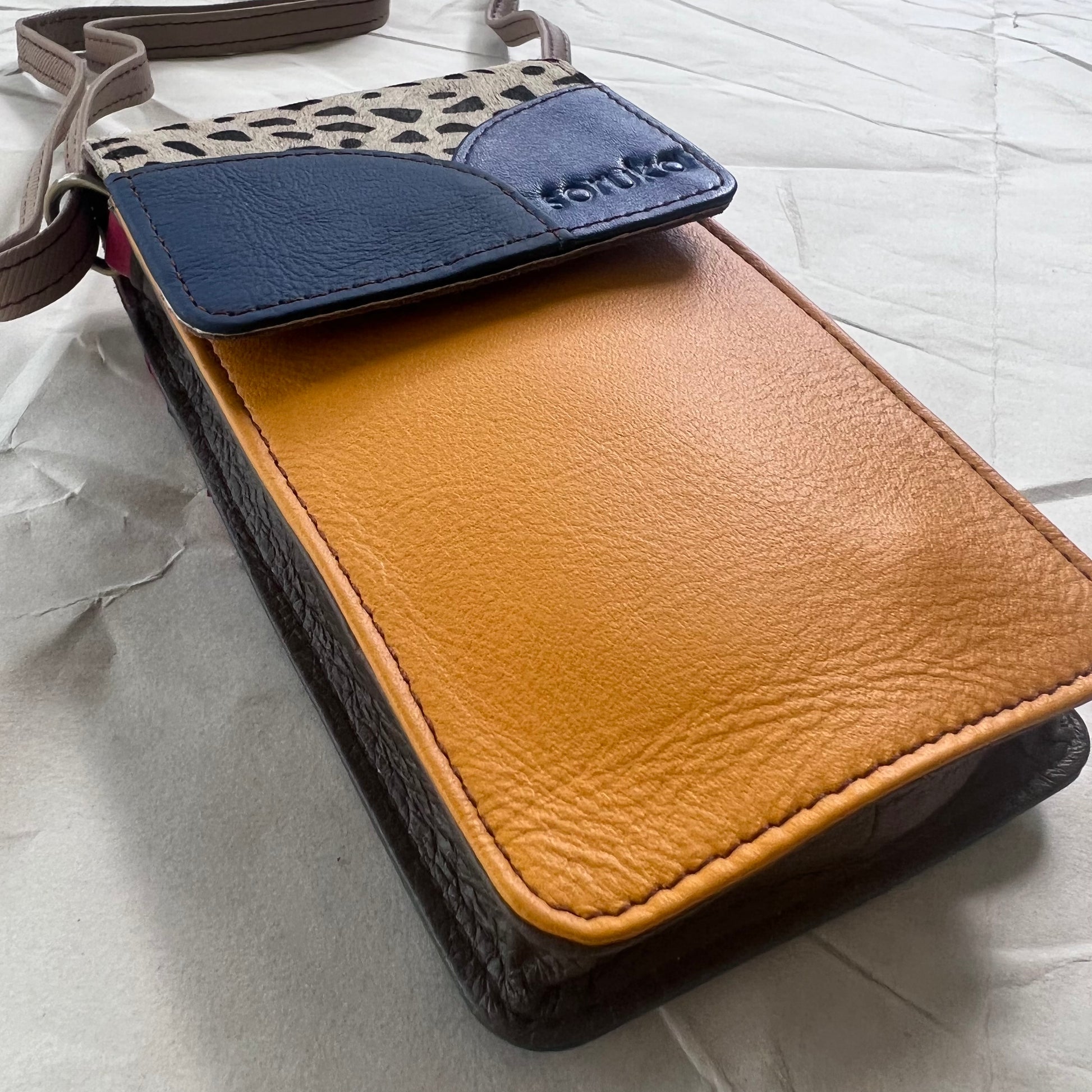 side view of honey Miley Phone Bag