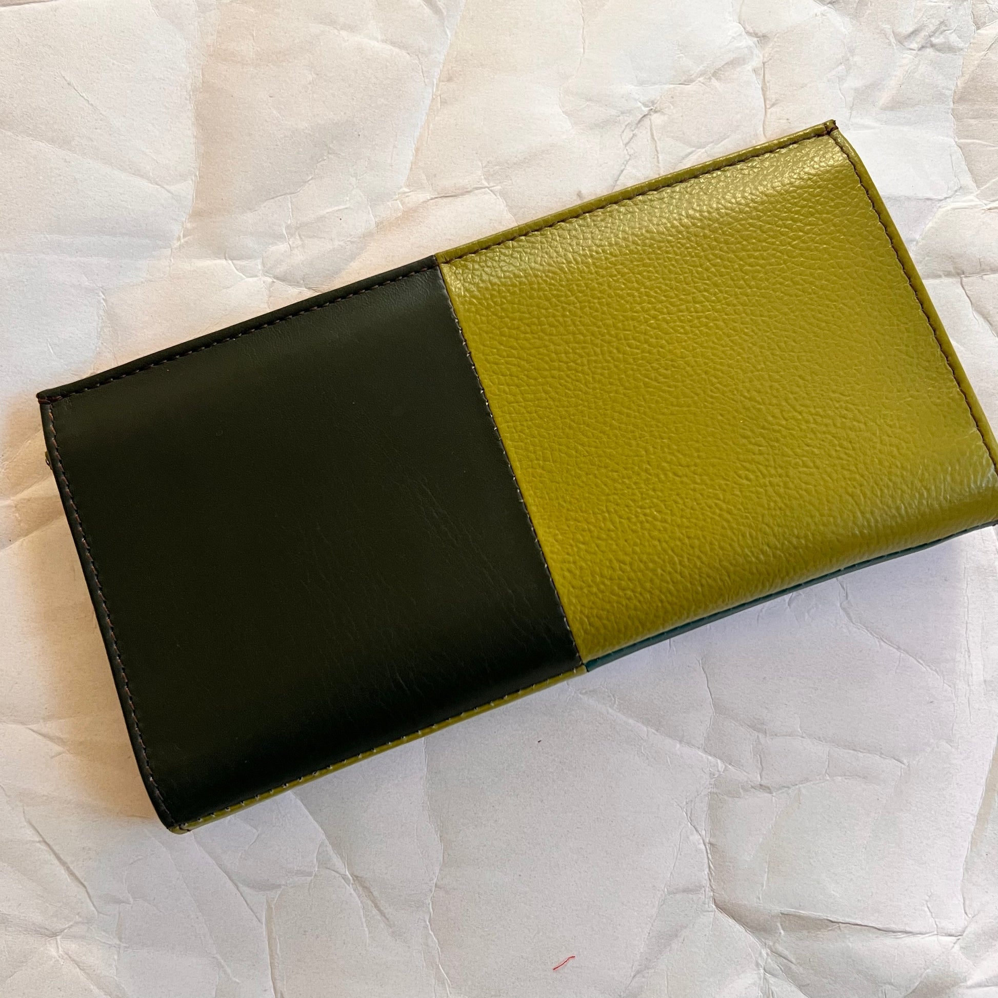 back view of judith wallet.