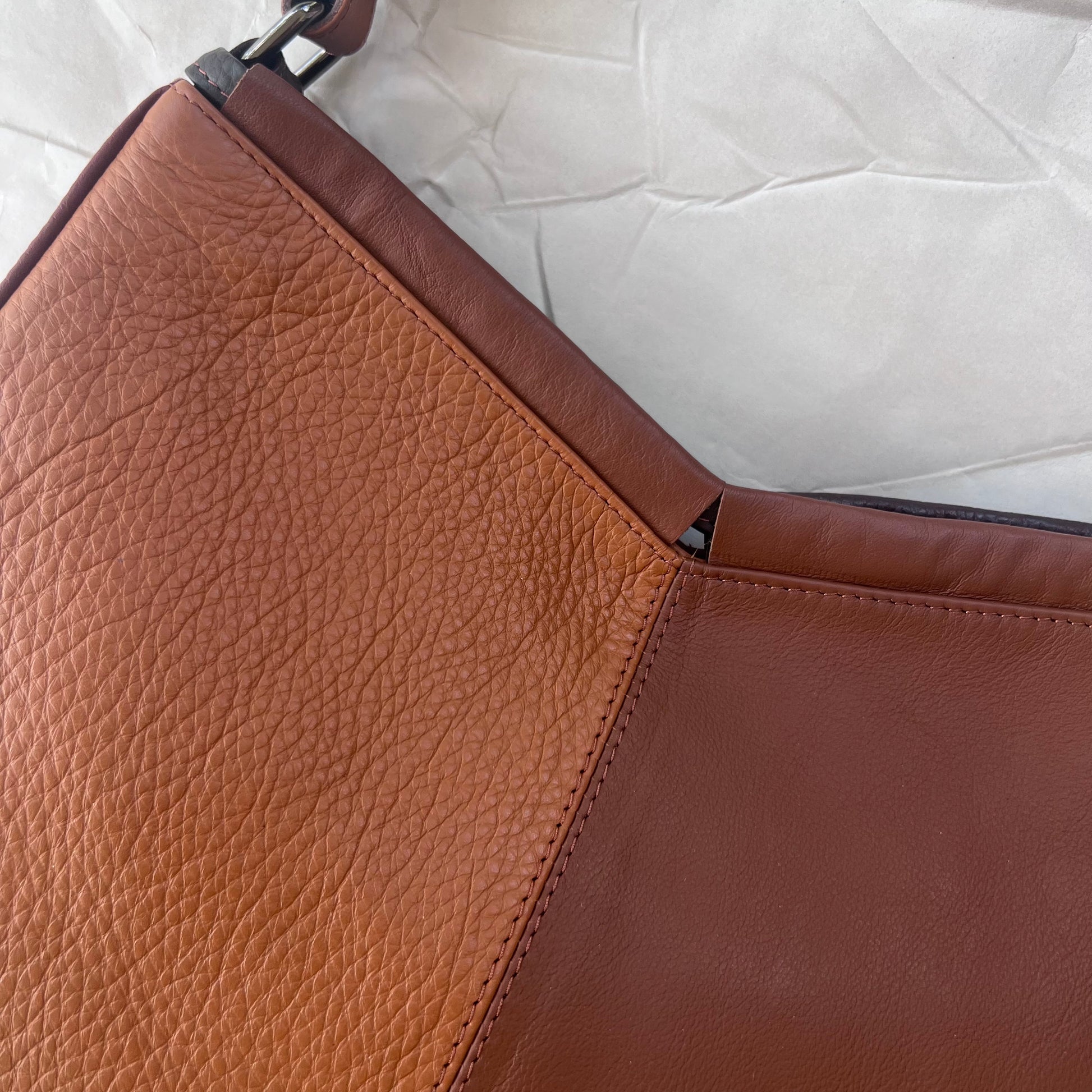 close-up of top rim of earth Gloria Shoulder Bag