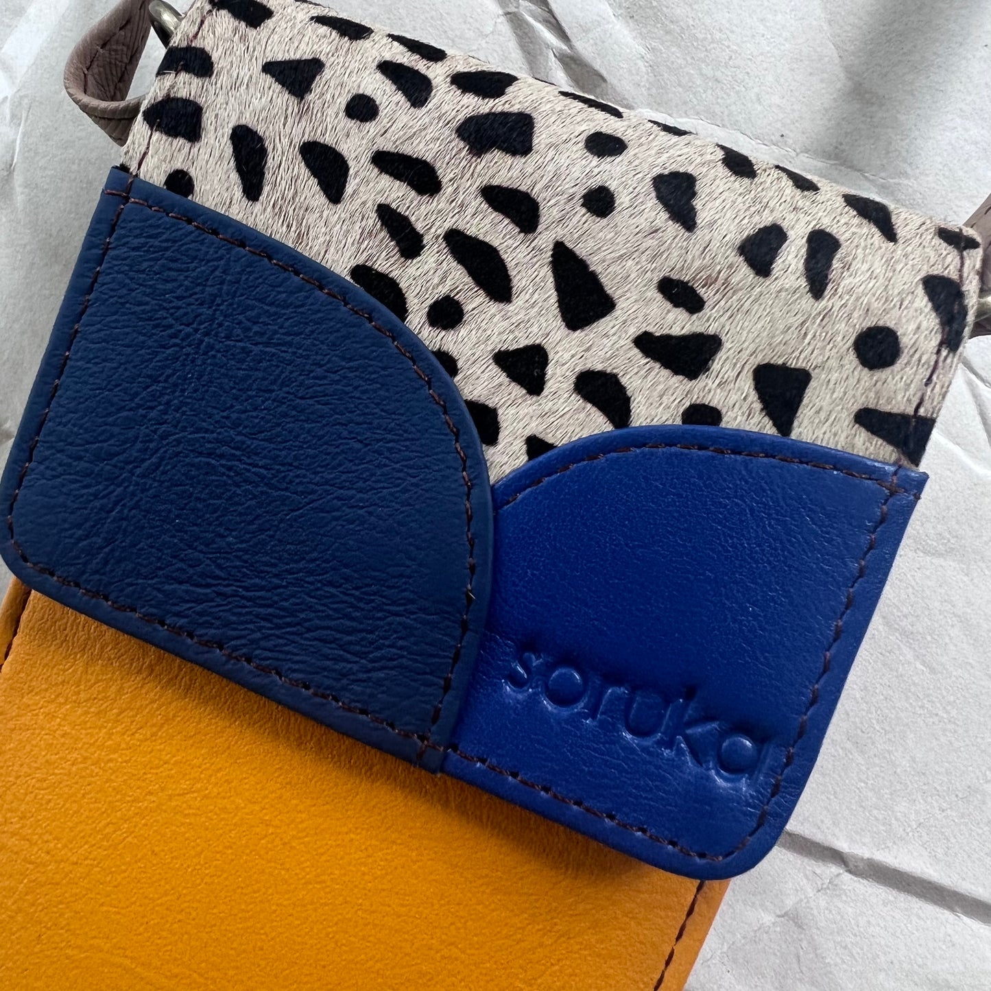 close-up of honey Miley Phone Bag