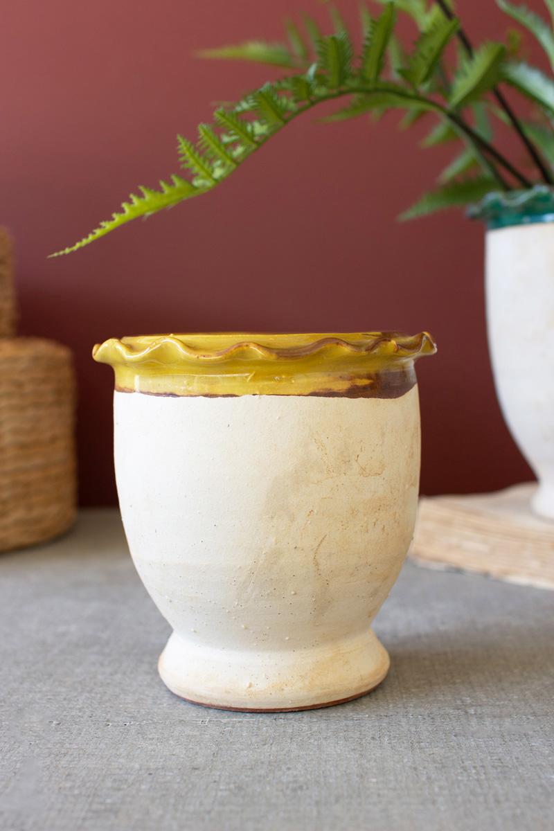 yellow ruffled rim pot