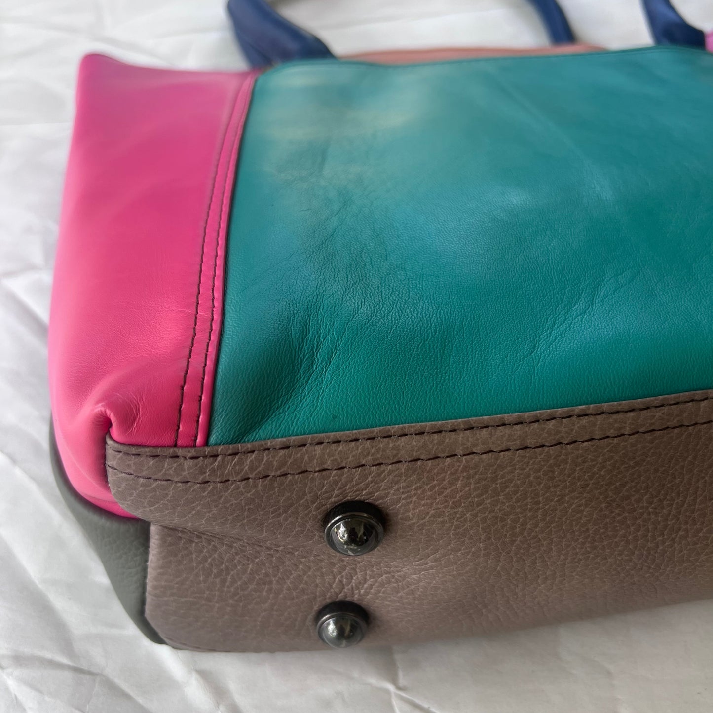 bottom view of meadow sitges tote