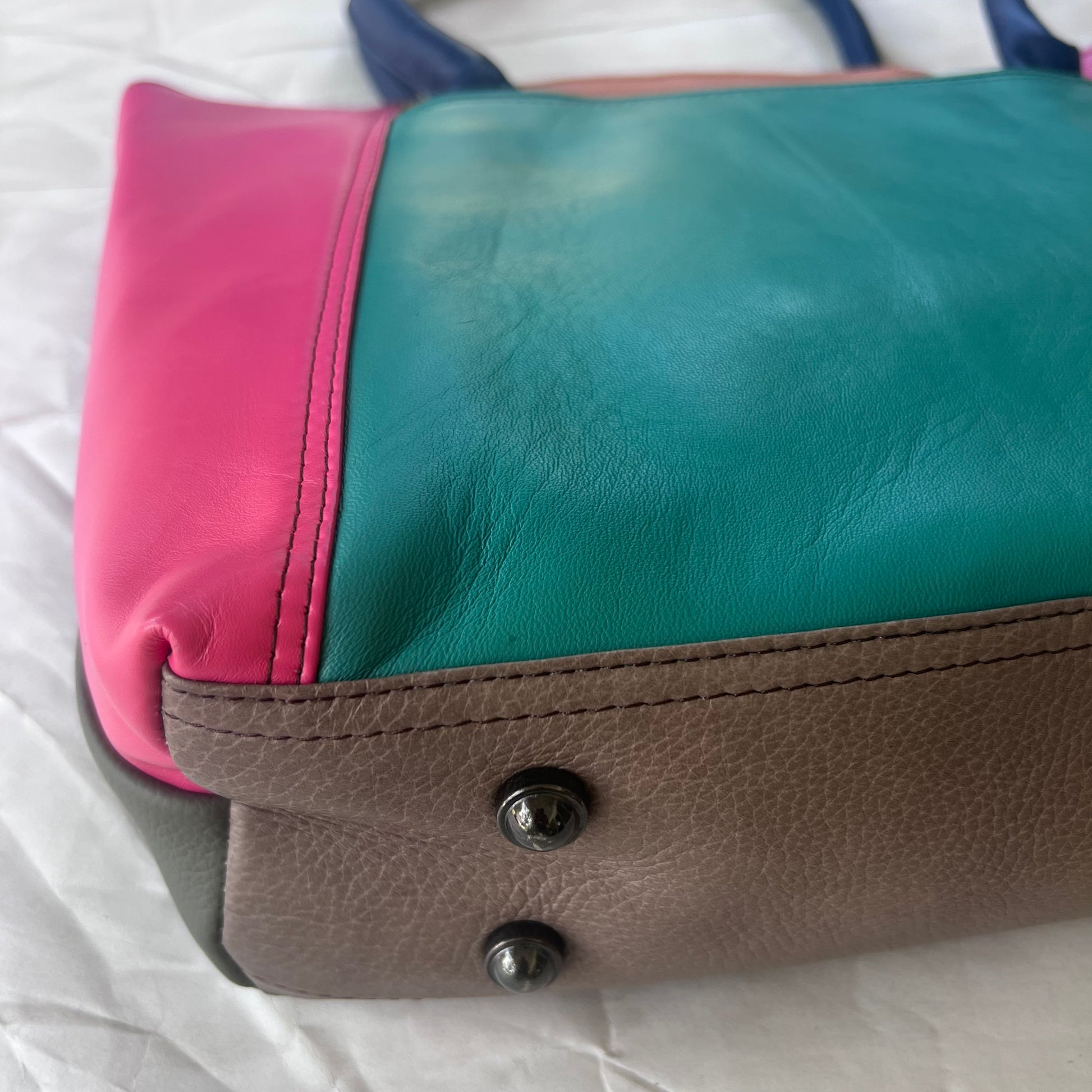 bottom view of meadow sitges tote