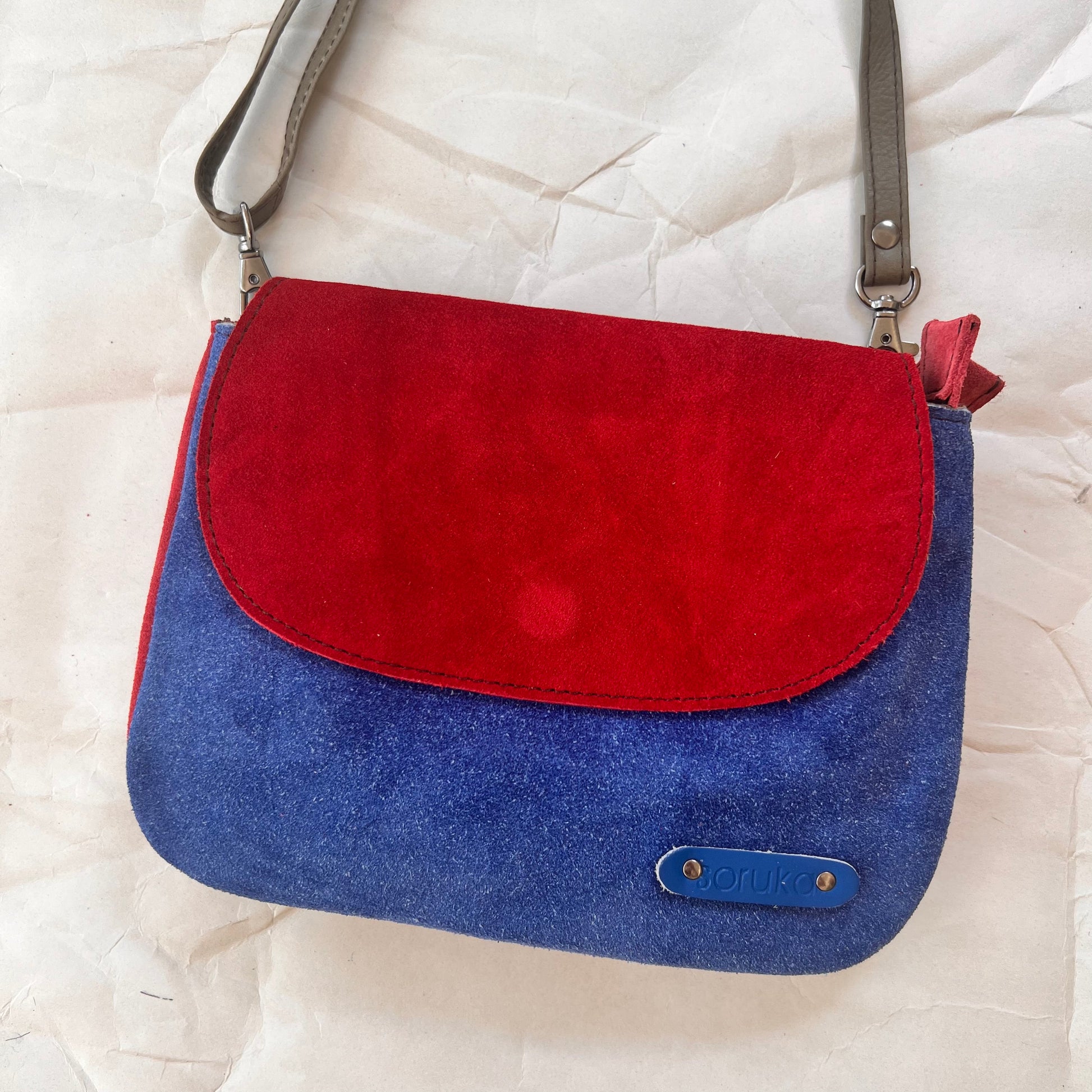 leo purse with blue body and red flap.