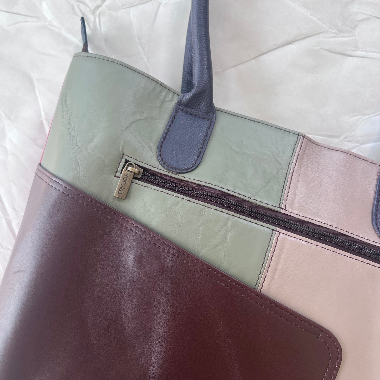 close-up of pockets on back of marina sitges tote