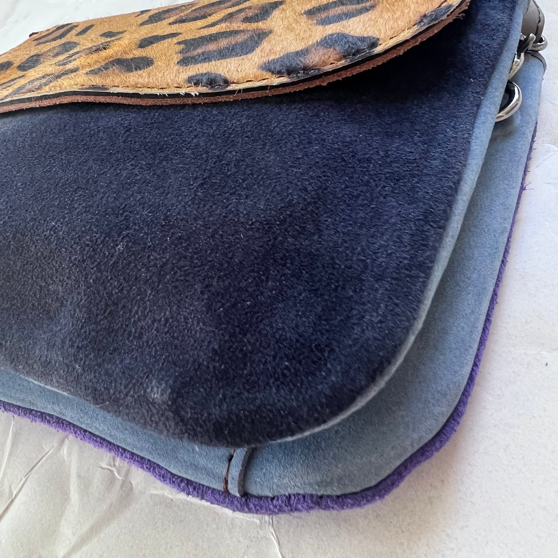 corner view of leo purse.