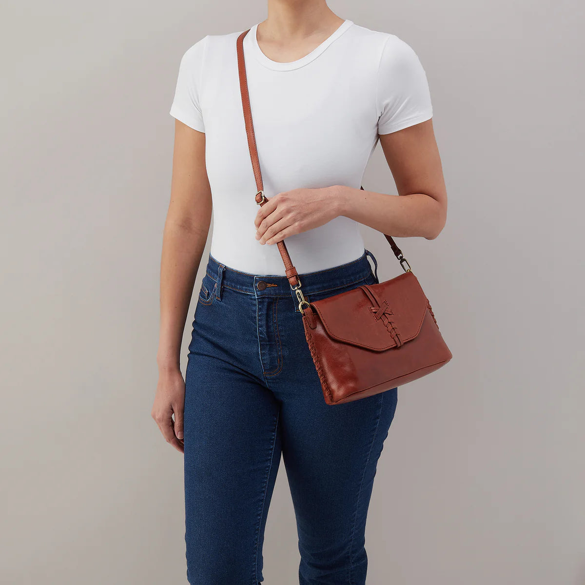 a person wearing the expedition crossbody in pecan ridge