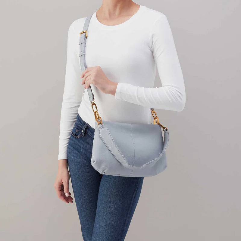 model wearing the advance shoulder bag in the color indigo cloud