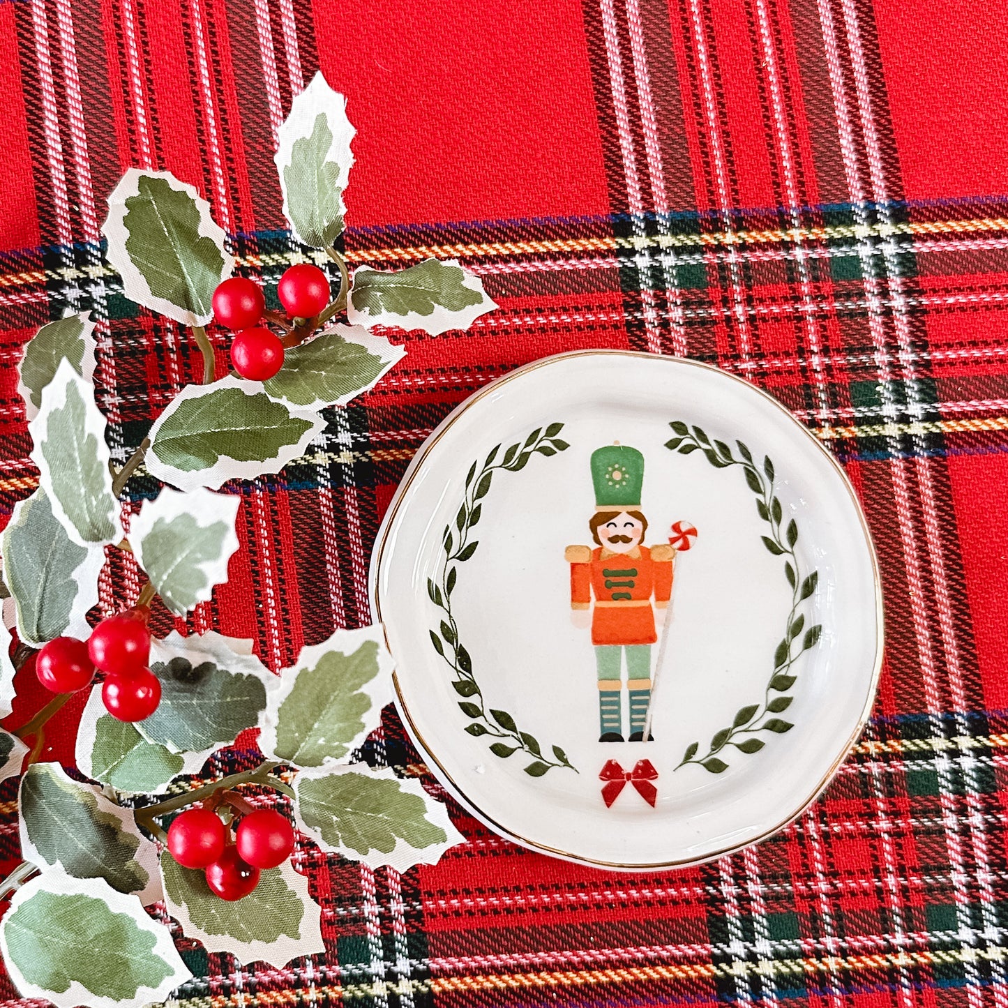 Tidbit dish with a nutcracker standing on a gift package.