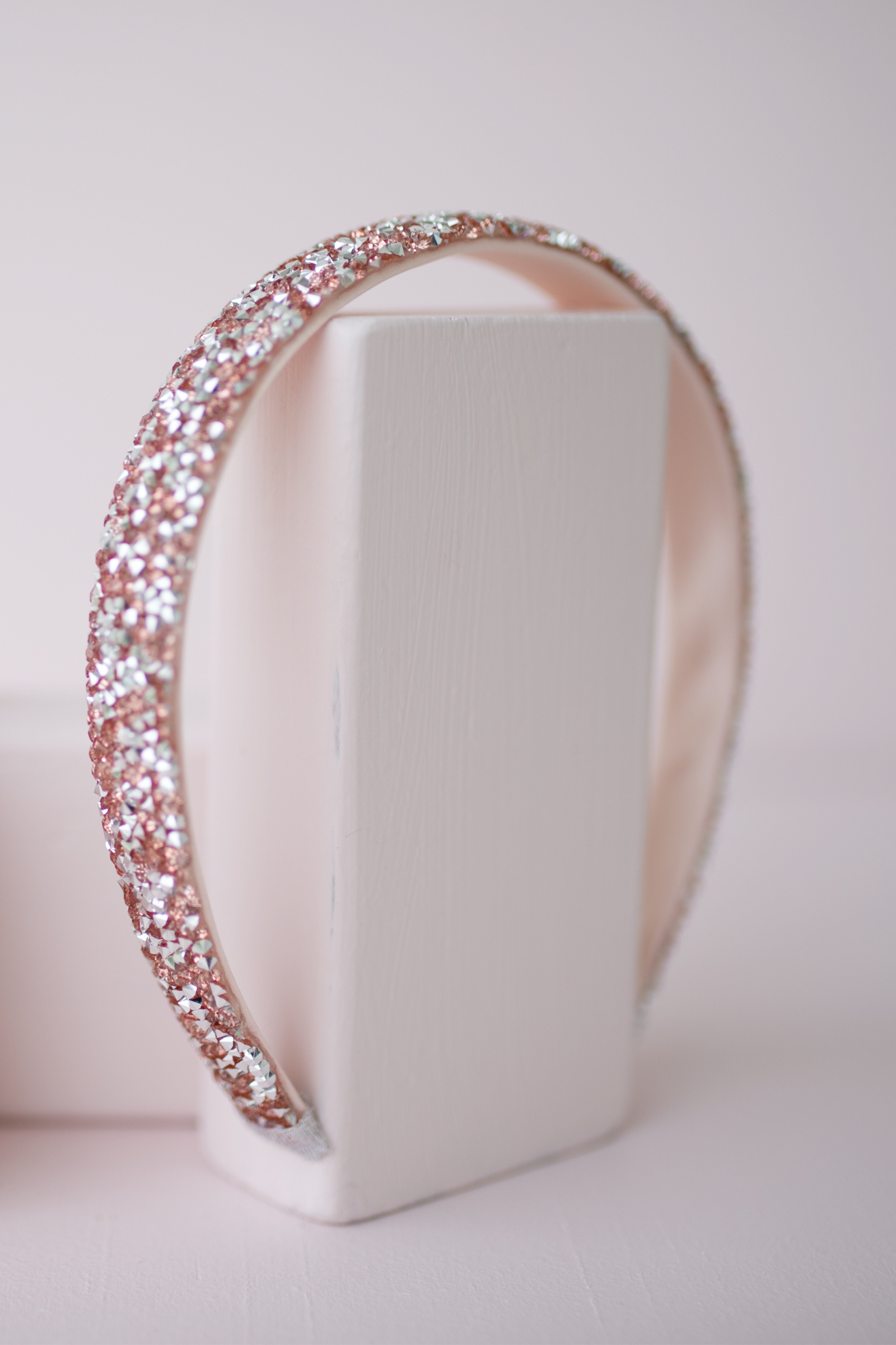 the rose gold gummy glitter boutique headband on a pale pink background