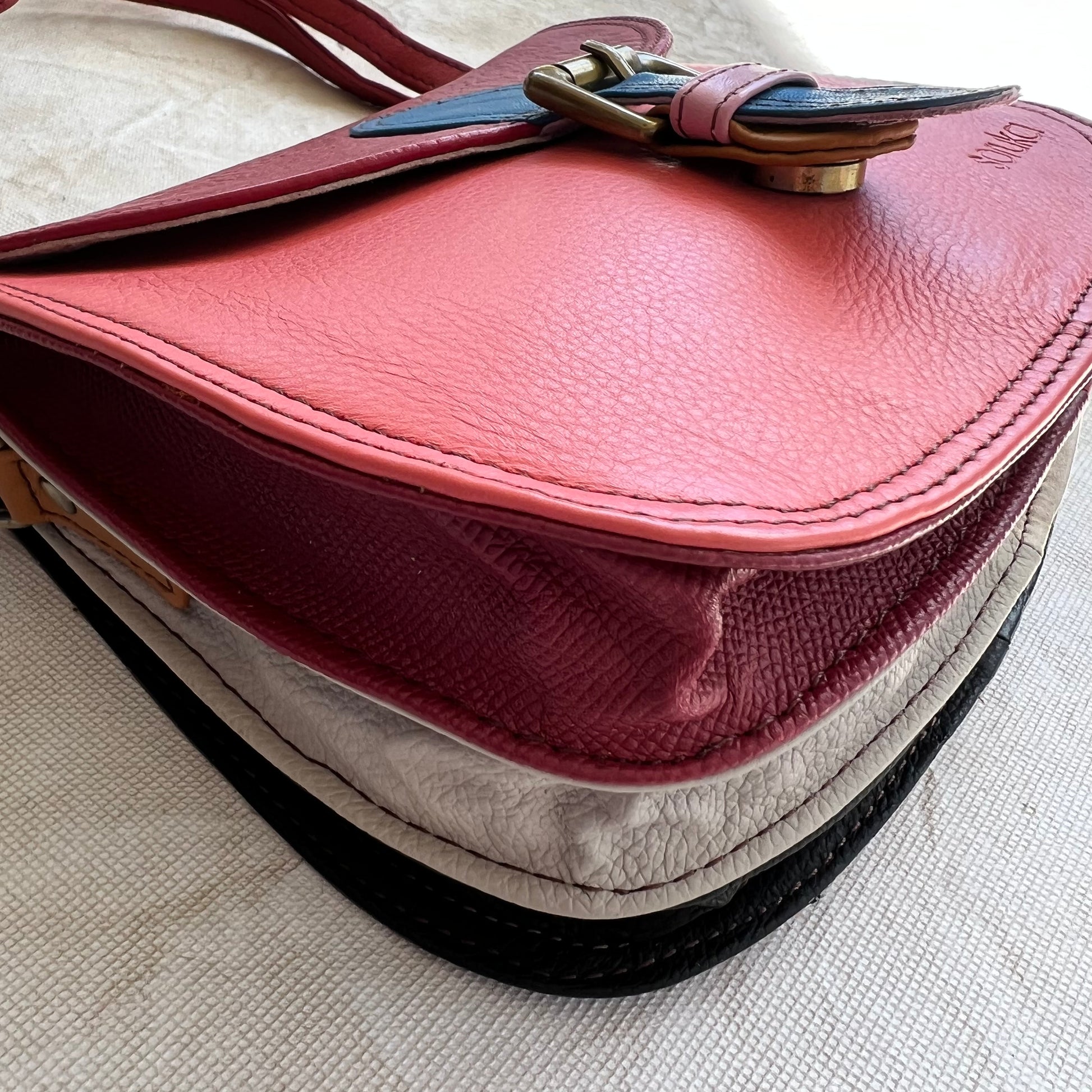 Side view of bag showing 3 gussets.