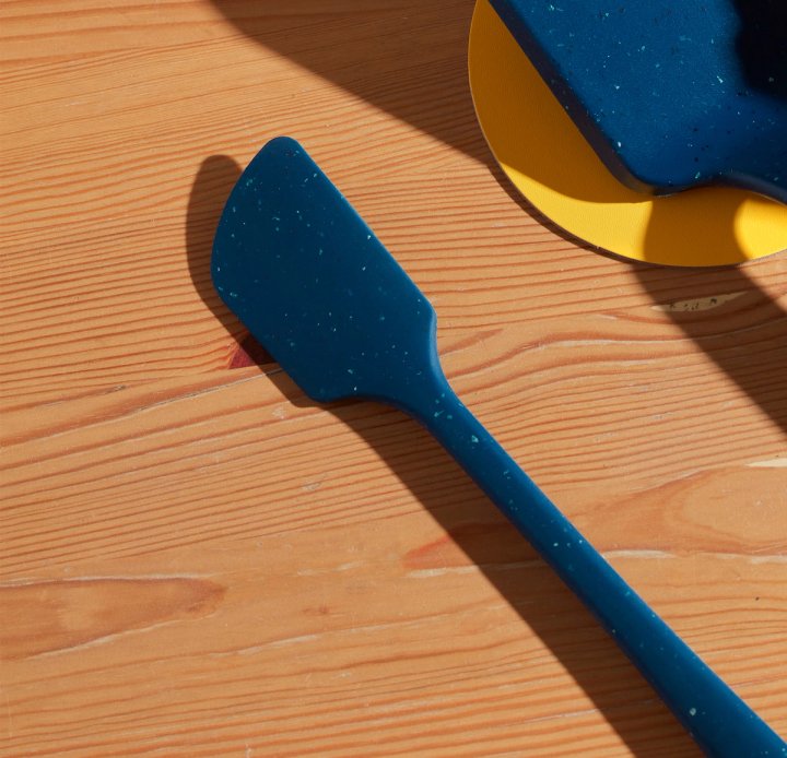 starry night mini spatula displayed on a wooden surface next to a large turner