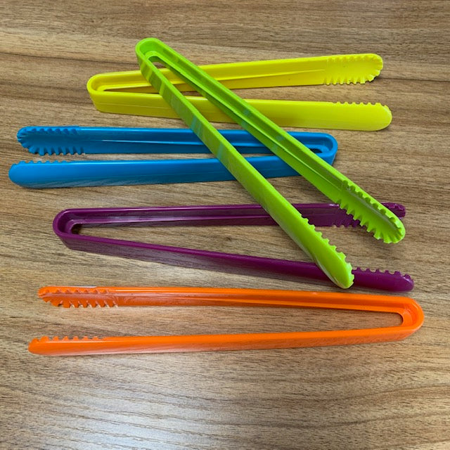 5 plastic tongs in assorted colors.