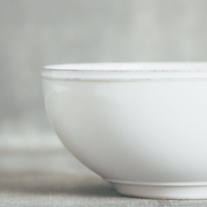 close-up if rim of serving bowl.