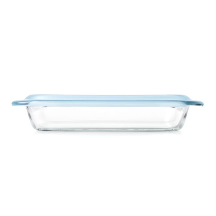 side view of baking dish with light blue lid.